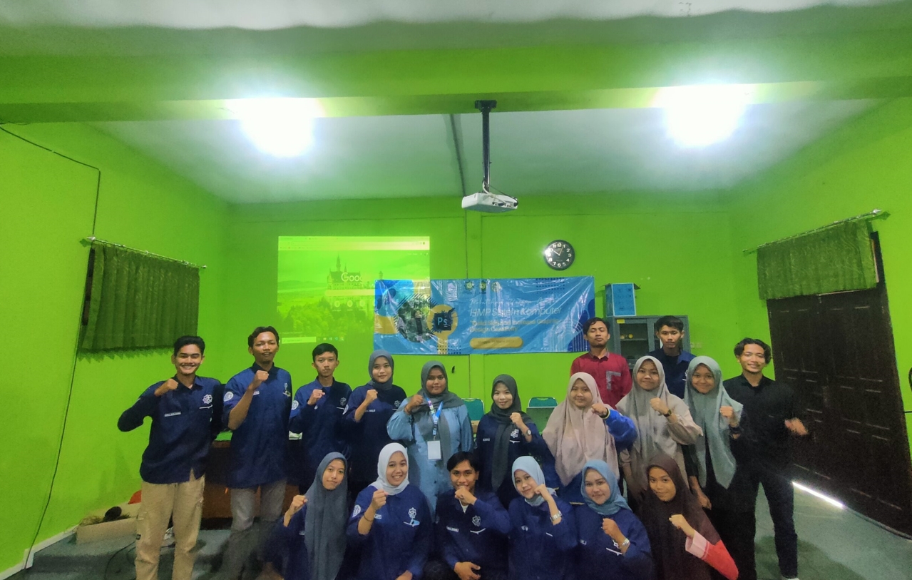 SAMBUTAN-Marika Putri Pratama selaku Ketua HMP SK FST memberi kata sambutan pada Pelatihan Desain Grafis, di Laboratorium Komputer Unugiri baru-baru ini. (dok.hmpsi)